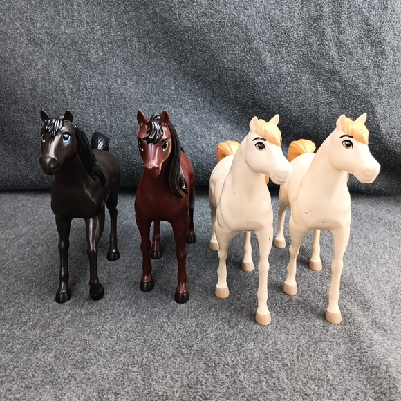 Mattel DreamWorks 2020 Spirit Untamed Spirit's Herd 4 Horse  Figure Play Set - Picture 1 of 10